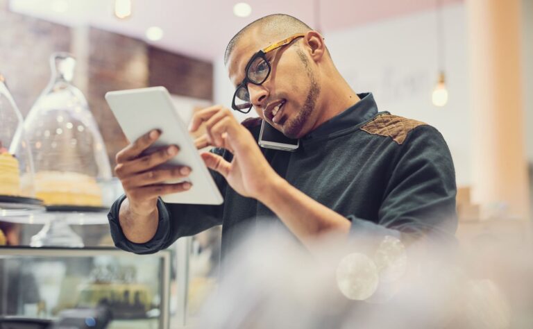 Un empleado de hostelería.