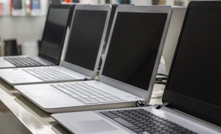 Ordenadores portátiles exhibidos en una tienda (Adobe).