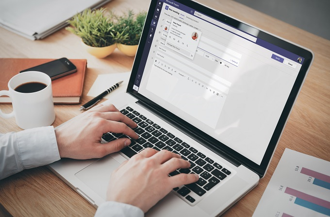 Una persona trabaja con Teams.