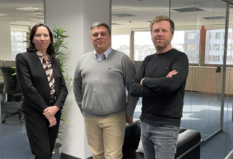 Julia Vilaplana, directora de Sislog; Jose Antonio Porto, de Hardis Group Iberia; y Florent Boizard, de Hardis Group.