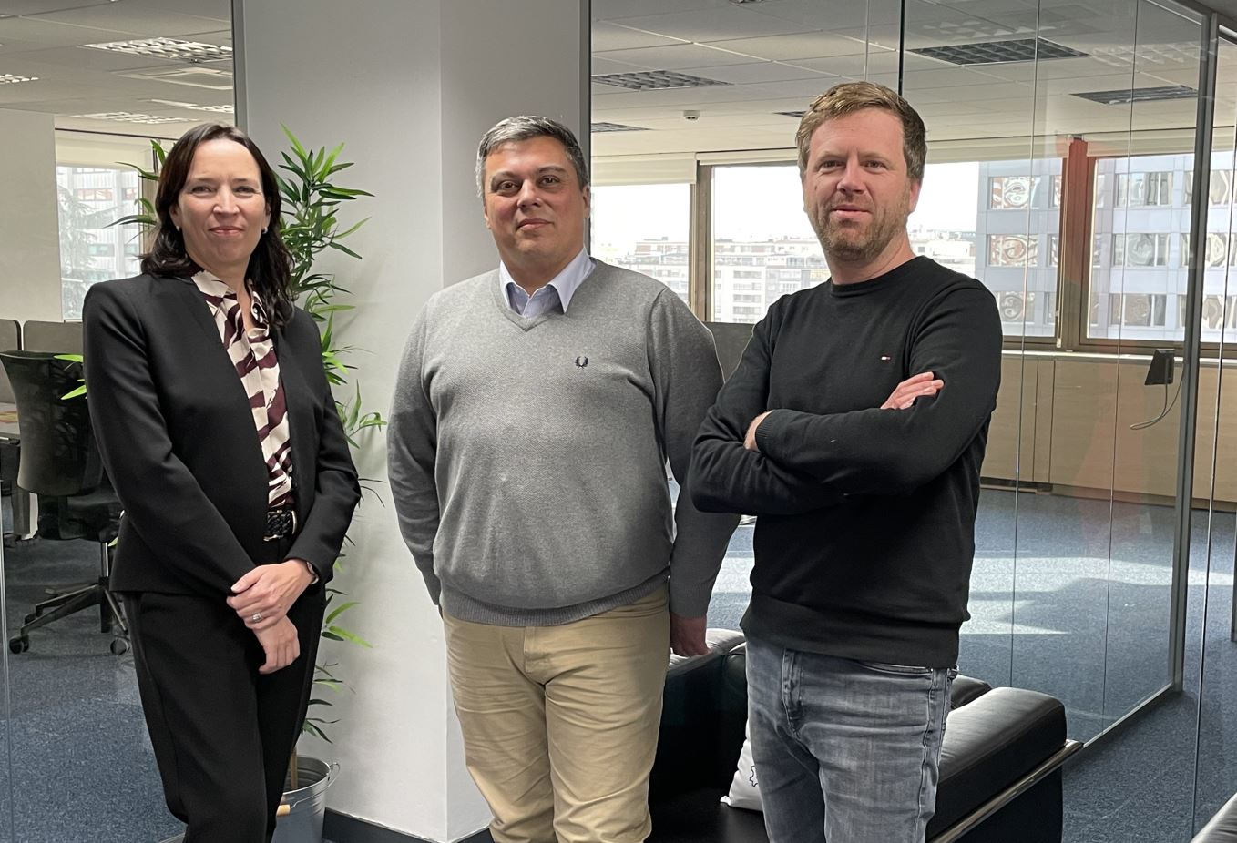 Julia Vilaplana, directora de Sislog; Jose Antonio Porto, de Hardis Group Iberia; y Florent Boizard, de Hardis Group.