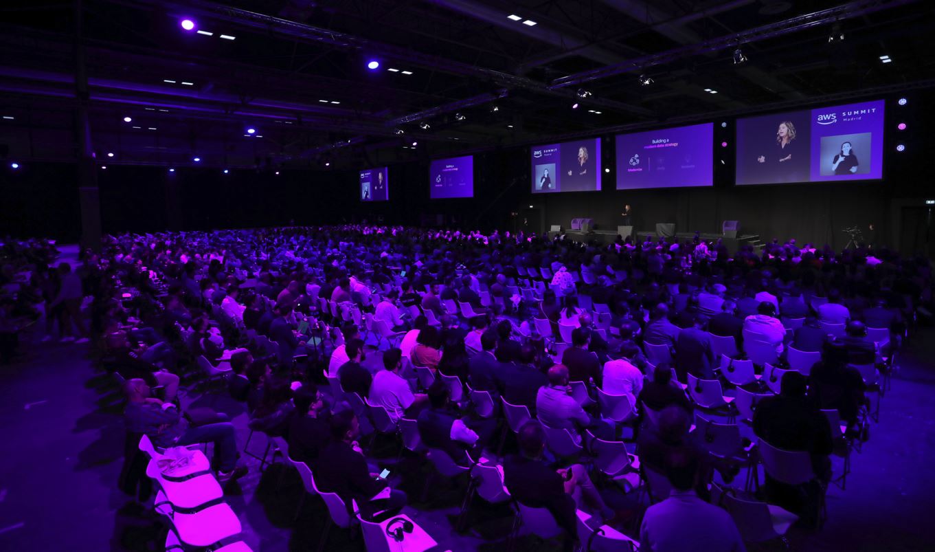 Sesión plenaria del AWS Summit 2022 de Madrid. Sesión plenaria del AWS Summit 2022 de Madrid.