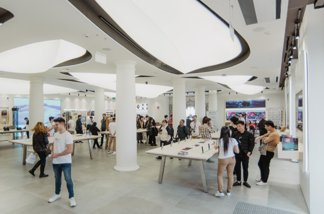 Interior de la tienda de la macrotienda de Huawei en Barcelona. 