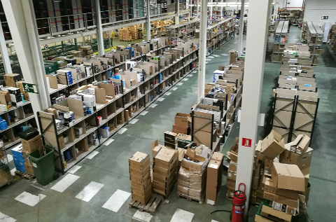 Zona de picking en el almacén de DMI en San Fernando de Henares, Madrid. Zona de picking en el almacén de DMI en San Fernando de Henares, Madrid.