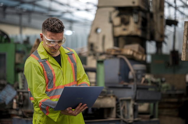 Un trabajador usa el portátil Asus ExpertBook B1 B1400. 
